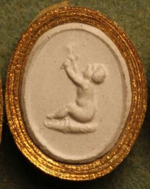 Sitzender Cupido, einen gefangenen Schmetterling in die Höhe haltend (Daktyliothek, Erstes Mythologisches Tausend)