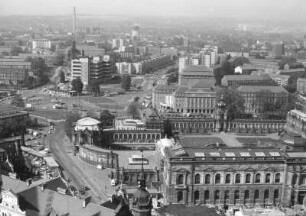 Dresden-Altstadt. Zwinger, Postplatz und Schauspielhaus. Blick vom Turm der Katholischen Hofkirche nach Südwesten