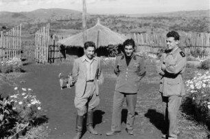 Soldaten : Gruppenportrait in einer Dorflandschaft von italienischen Soldaten