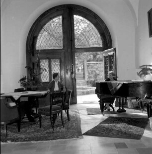 Stadtlauringen-Birnfeld (Kreis Schweinfurt), Schloßgasse 5. Schloß (18. Jh.; jetzt Seniorenheim). Foyer mit Sitzbereich. Blick gegen den Eingang