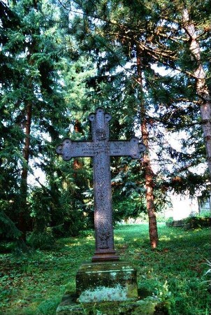 Friedhof: eisernes Kreuz auf einer Grabstätte