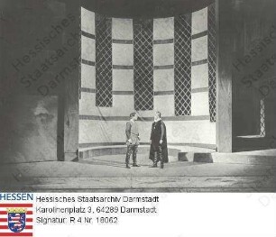 Darmstadt, Landestheater / Szenenbild aus 'Egmont' von [Johann Wolfgang v.] Goethe (1749-1832), Regie und Titelrolle: Carl Ebert (1887-1980); Bühne/Kostüm: W[ilhelm] Reinking (1896-1985)