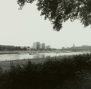 Einschrauben- und Seitenrad-Motorschiffe oberhalb der Dr.-Rudolf-Friedrichs-Brücke auf Fahrt stromauf