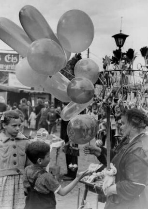 Hamburg 1947. Auf dem Hamburger Dom zieht nach dem großen Krieg wieder Normalität ein. Die ersten Luftballons werden schon verkauft