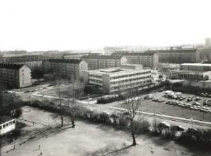 Dresden-Altstadt. Blick aus dem Wohnhochhaus, Terrassenufer 14, über die Ziegelstraße nach Südosten