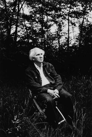 Der Lyriker Erich Arendt im Garten in Wilhelmshorst