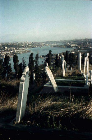 [Istanbul: Friedhof mit Blick über die Stadt]