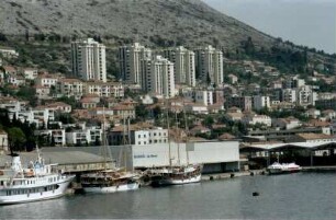 Dubrovnik: Ankuft der MS Odessa vor der Bucht von Dubrovnik, Hochhäuser