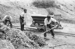 Männer beim Einschaufeln des Rohtons, Tongrube Wiesa-Thonberg : Wiesa-Thonberg. Tongrube, Einschaufeln Rohtones