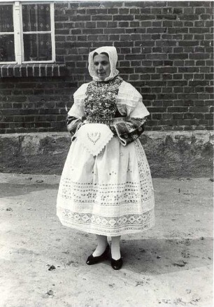 Brautführerin aus Bluno : Kleidung - Hoyerswerdaer Tracht. Ort: Bluń / Bluno. Brautführerin (zamama)