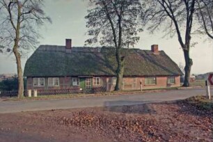 Altfresenburg 9: traufständige Landarbeiter-Mehrfamilienkate, Fachwerk mit Reetdach: Straßenfront