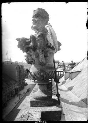 Potsdam, Stadtschloss, Ostflügel, Attikavase.