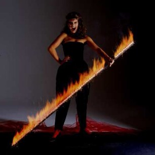 Model mit brennender Stange