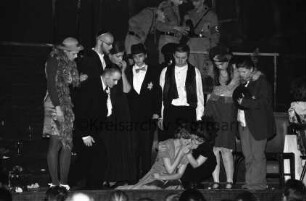 Kleines Theater: Hamburger Straße: Theatergruppe "Blaue Wolke": Aufführung des Dramas "Ghetto" von Joshua Sobol: Bühne, Szenenbild mit Darstellern: 8. Februar 1998