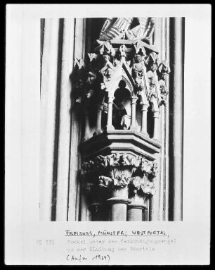 Sockel Relief