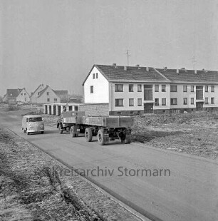 Klosterbergen: Böhmekoppel: hinten rechts Wohnblock: links daneben Garagentrakt vor Fertigstellung: dahinter Einfamilienhäuser: davor Lkw mit Anhänger und VW-Bus: Winter