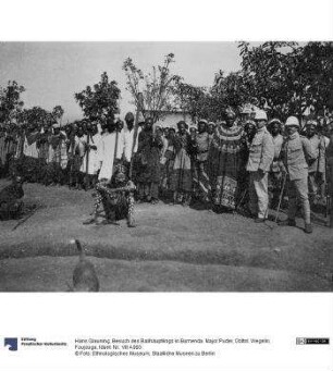 Besuch des Balihäuptlings in Bamenda. Major Puder, Obltnt. Wegelin, Foujouge