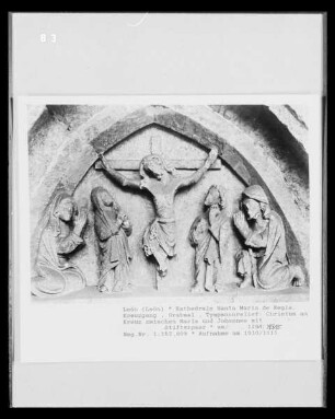 Grabmal, Detail: Kreuzigungsgruppe und Stifterpaar