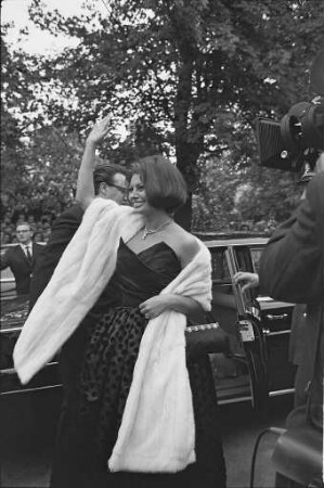 Bambi-Verleihung an die von der Zeitschrift Film-Revue ermittelten, beliebtesten Schauspielerinnen und Schauspieler.