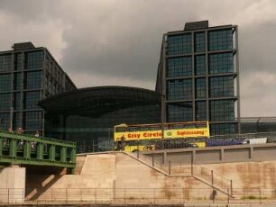 Berliner Hauptbahnhof mit Rundfahrtbus davor