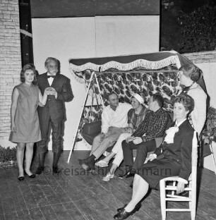 Thalia-Lichtspiele: Hagenstraße: Lustspiel "Die geborgte Frau": Aufführung der Jungen Bühne Bad Oldesloe [früher Theaterverein von 1920, später Oldesloer Bühne e.V.]: Bühne: Szenenbild: als Schauspieler Evelyn Kühn, Rudi Niebisch, Lothar Ribbe, Christa Ribbe, Rainer Lieske, Anna Hensen, Herta Barth: Hollywood-Schaukel
