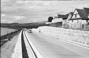 Rheinweiler: Autobahnbauwerk Doppelrampe; Ansicht von Süden mit Stützmauer