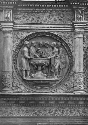 Alabasteraltar von Jean Mone mit Darstellungen der sieben Sakramente — Taufe