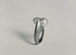 Ring aus Gold mit Doppelperle von Friedrich Gebhart