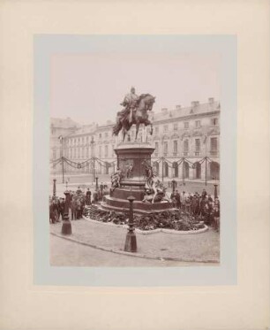 Bekränztes Kaiser Wilhelm-Reiterdenkmal im Schlosshof in Mannheim