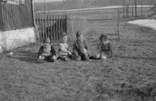 Kinder beim Spielen : Kinder auf einer Wiese