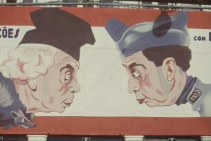 Reisefotos Portugal. Lissabon, Teatro Condes in der Avenida da Liberdade. Teilansicht eines Karikatur-Transparentes am Gebäude