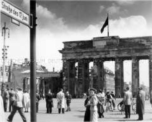 Flanieren an der Straße des 17. Juni vor dem Brandenburger Tor in Berlin