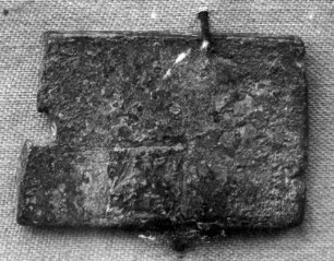 Fragment eines attischen Richtertäfelchens mit zwei undeutlichen Stempeln (Doppeleule/Gorgoneion)
