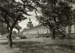 Dresden-Altstadt. Zwinger (1709-1728, M. D. Pöppelmann, B. Permoser). Langgalerie mit Kronentor. Ansicht über den Zwingergraben