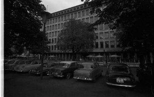 Düsseldorf: Parkplatz, Autos von hinten; Hintergrund Versicherungsbau