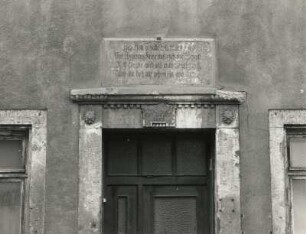 Mittweida, Steinweg 19. Wohnhaus (bezeichnet 1822). Inschrifttafel über der Haustür