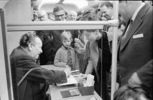 Übergabe des neuen Bücherbusses der Stadtbibliothek in der Nordweststadt durch Oberbürgermeister Günther Klotz.