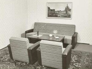 Sitzgruppe : Wohnzimmermöbel. Sitzgruppe mit Couchtisch (1976; VEB Möbelkombinat Zeulenroda-Triebes (ZEUTRIE))