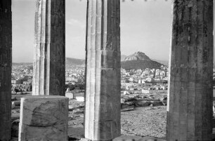 Athen: Akropolis, Durchblick durch Säulen auf Lykavittos