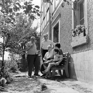 Portrait einer Familie vor ihrem Wohnhaus