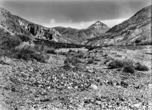 Im Tal : Blick durch eine Talsohle in Richtung des erloschenen Vulkanes