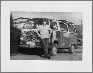 Wolf-Dieter Hasenclever an einem VW-Bus