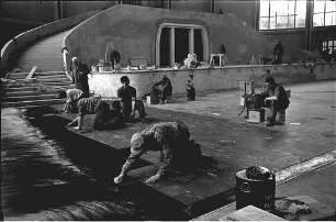 Auslegen der Schwarzwaldhalle mit sogenannten Marleyplatten anlässlich des Hallen-Handball-Länderspiels Deutschland - Schweden am 24. März 1954 in der Schwarzwaldhalle