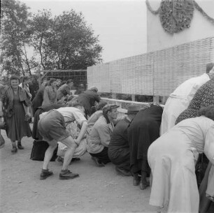 Markkleeberg. Zaungäste : Markkleeberg, agra Landwirtschaftsausstellung, Zaungäste, Juni 1954