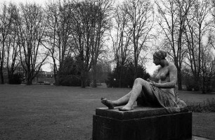 Skulptur "Ruhende Flora" im Stadtgarten