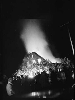 Langenjahren: Brand: Wohn- und Wirtschaftsgebäude von Landwirt Theophil Balkon: brennendes Gebäude: Nacht: im Vordergrund Feuerwehrmänner und Zuschauer