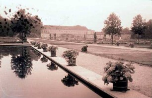 Hannover, Herrenhausen: Bassin, Hintergrund Schloss
