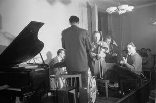Dresdner Tanzsinfoniker unter Leitung von Günter Hörig während einer Tanzveranstaltung im Schillergarten Dresden. Posaunist