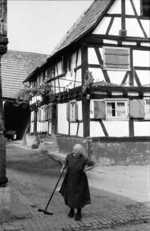 Jockgrim: Hof mit Fachwerkhaus