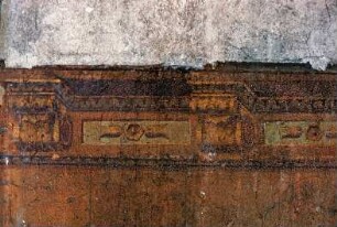 Am Markt (10): traufständiges Backsteingebäude mit umlaufendem Gesims: Innenansicht: Detailaufnahme: Reste von Tapete [oder Wandbemalung]